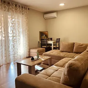 https://modern-apartment-near-the-city-center.hotels-in-tirana.com